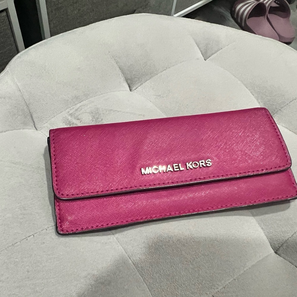 Michael Kors pocketbook in Raspberry new no tags